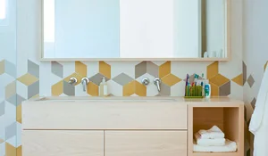 Muebles de lavabo volado realizado en madera clara