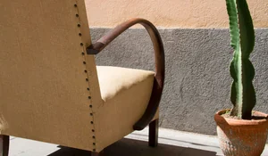 Butaca Art Decó tapizado en skai. 