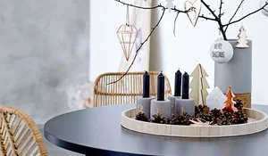 Mesa puesta en decoración navideña de estilo nórdico