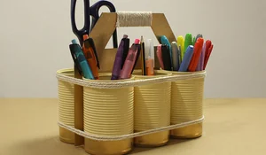 Organizador con latas recicladas