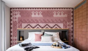 Papeles pintados de la colección Random de Coordonée con dibujo de kilim en rosa