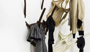 perchero-de-pared-hecho-con-sillas.jpg