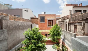 Casa de planta alargada en Gronollers, por Harquitectes