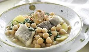 platos-de-cuchara-guiso-de-garbanzos-con-bacalao-y-panecillos-crujientes.jpg