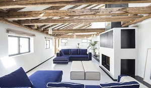 Ático reformado en Madrid: salón con chimenea