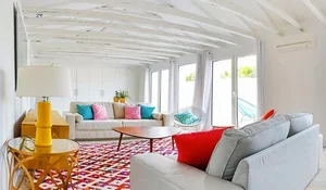 Un salón decorado con toques de color