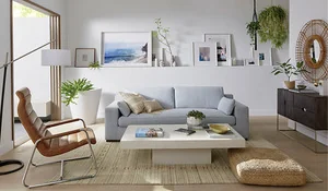 Salón decorado en tonos claros y naturales