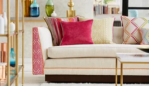 Sofá en tono crudo con cojines de color de Harlequin