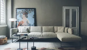 Sofá con chaise longue y trío de mesas de Piero Lissoni para Cassina