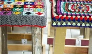 taburetes-reciclados-con-asientos-de-ganchillo.jpg