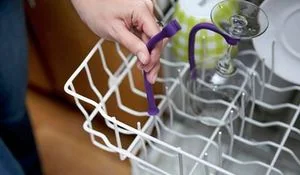 tether-un-sencillo-invento-para-lavar-las-copas-en-el-lavavajillas-sin-que-se-rompan.jpg
