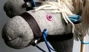 un-caballo-de-juguete-con-calcetines.jpg