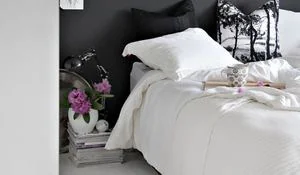 un-dormitorio-decorado-en-blanco-y-negro.jpg