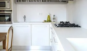 una-cocina-blanca-y-moderna.jpg