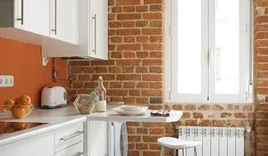 una-cocina-con-pared-de-ladrillo-visto.jpg