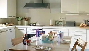 una-cocina-con-zona-de-comedor.jpg