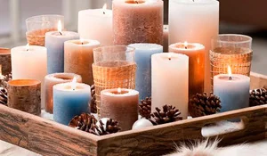 Conjunto de velas de navidad sobre bandeja cuadrada