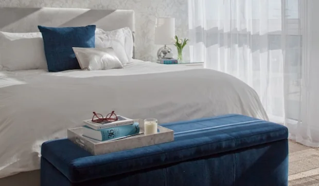 Dormitorio luminoso y acogedor, decorado en blanco y azul