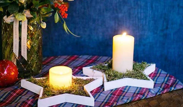 Una mesa de Navidad en un ambiente rústico