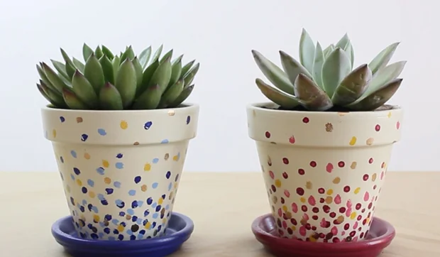 Decorar las macetas con esmaltes acrílicos