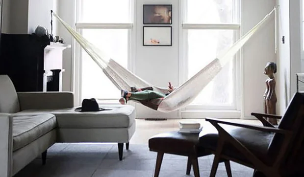 Utiliza muebles de jardín dentro de casa