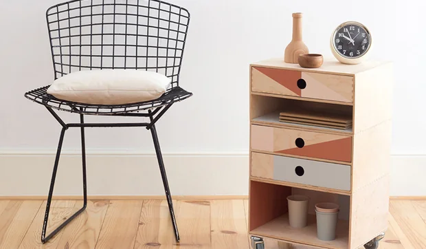 Mueble auxiliar hecho con cajoneras de madera