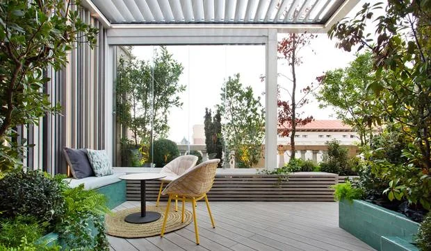 Una terraza con varios ambientes