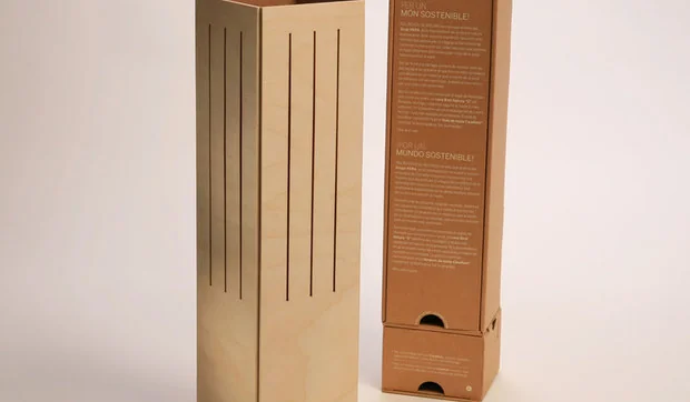 Una caja de vino que se convierte en lámpara de mesa