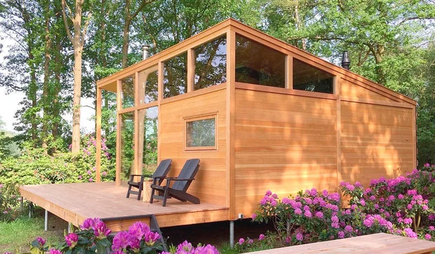 Una cabaña de madera en medio del bosque