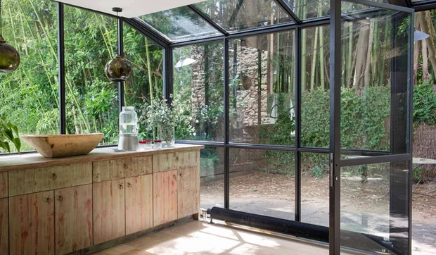 Elegir el cerramiento perfecto para disfrutar la terraza todo el año