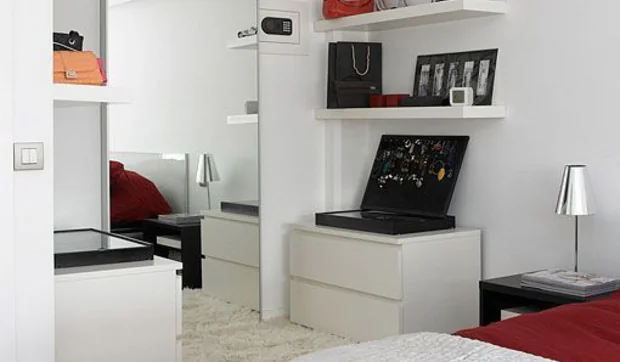 Dormitorio con vestidor y zona de tocador