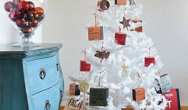 Adornos de papel hechos en casa para colgar en el árbol de Navidad