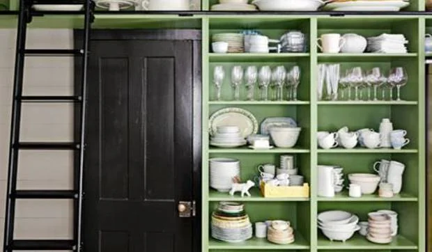Decorar con vajillas en alacenas abiertas