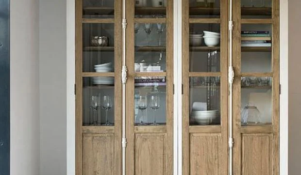 Alacenas para menaje y vajilla repartidas por toda la casa