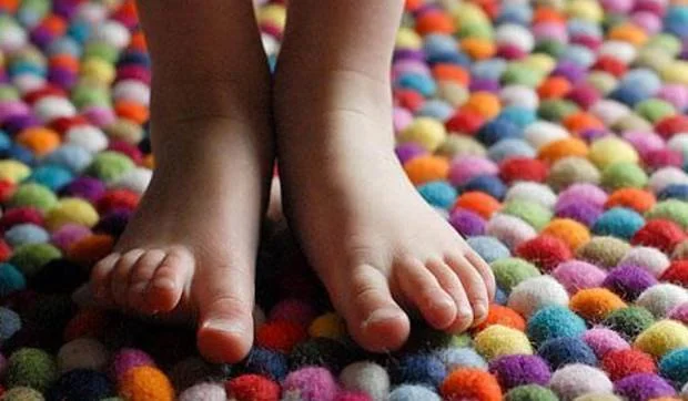 Alfombras de bolas de fieltro en multitud de colores: ¡diseña la tuya!