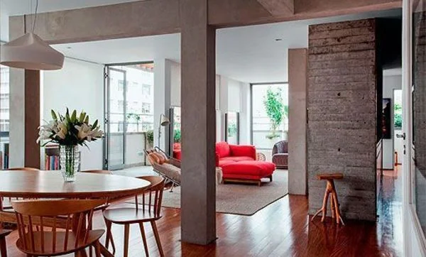 Apartamento reformado con pilares vistos y muros de hormigón