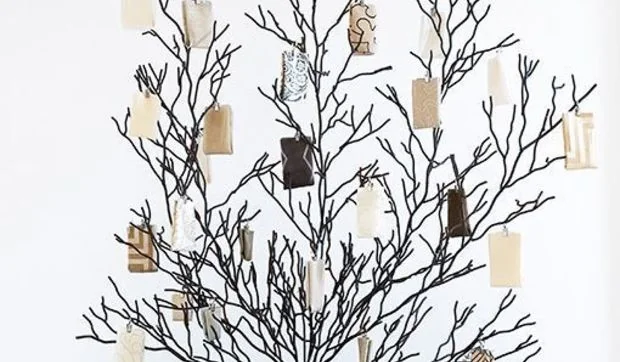 Árbol con adornos de retales de tela