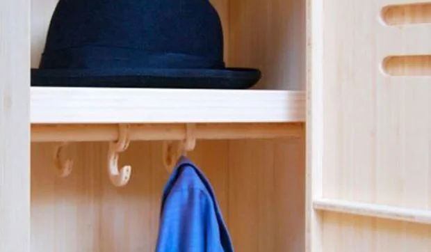 Armario de madera con forma de taquilla escolar