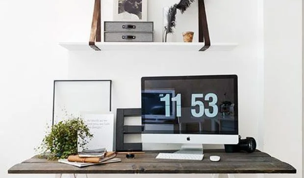 Baldas y percheros de pared hechos con cinturones de cuero