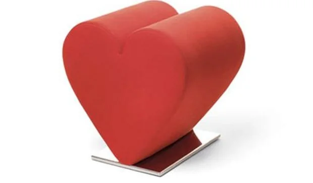 Love, de Joel Escalona, es un banco moderno con forma de corazón