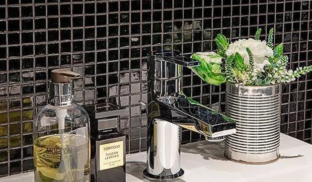 Baño de gresite negro