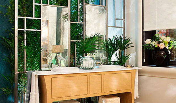 Un baño elegante y cálido para el relax