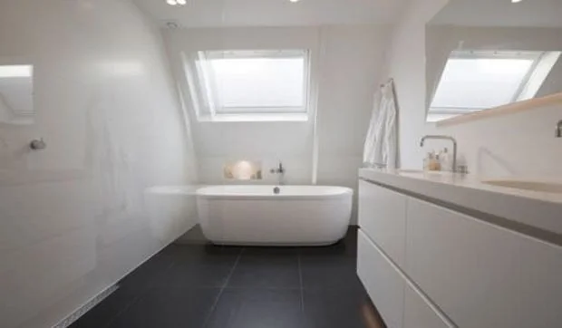 Baño minimalista en blanco