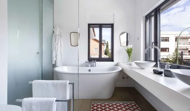 Baño moderno con ducha y bañera de Egue y Seta