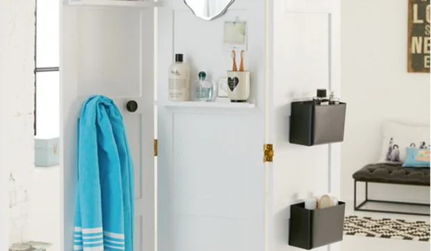 Biombo blanco con contenedores