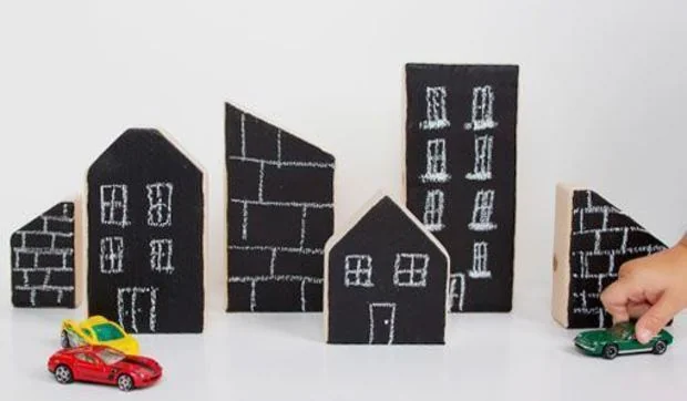 Una pequeña ciudad con bloques de madera pintada