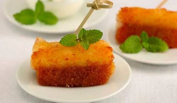 Bocaditos de dulce de membrillo y queso con salsa de yogur