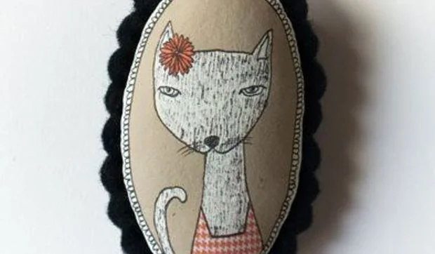 Broches, ilustraciones y cojines made in Spain