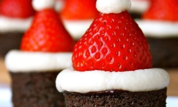 Brownies con gorritos de Santa Claus para el postre de Navidad