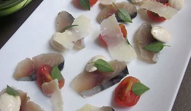 Caballa marinada con almendras tiernas